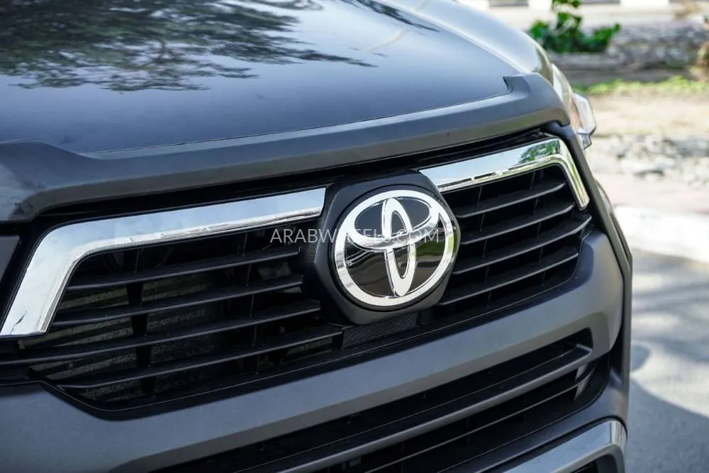 Toyota Hilux 2018 for Sale in Dubai Image-11