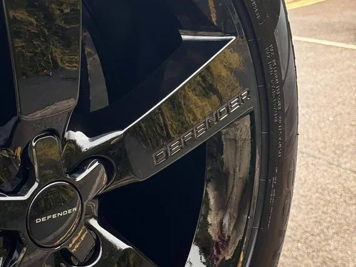 Land Rover Defender 2025