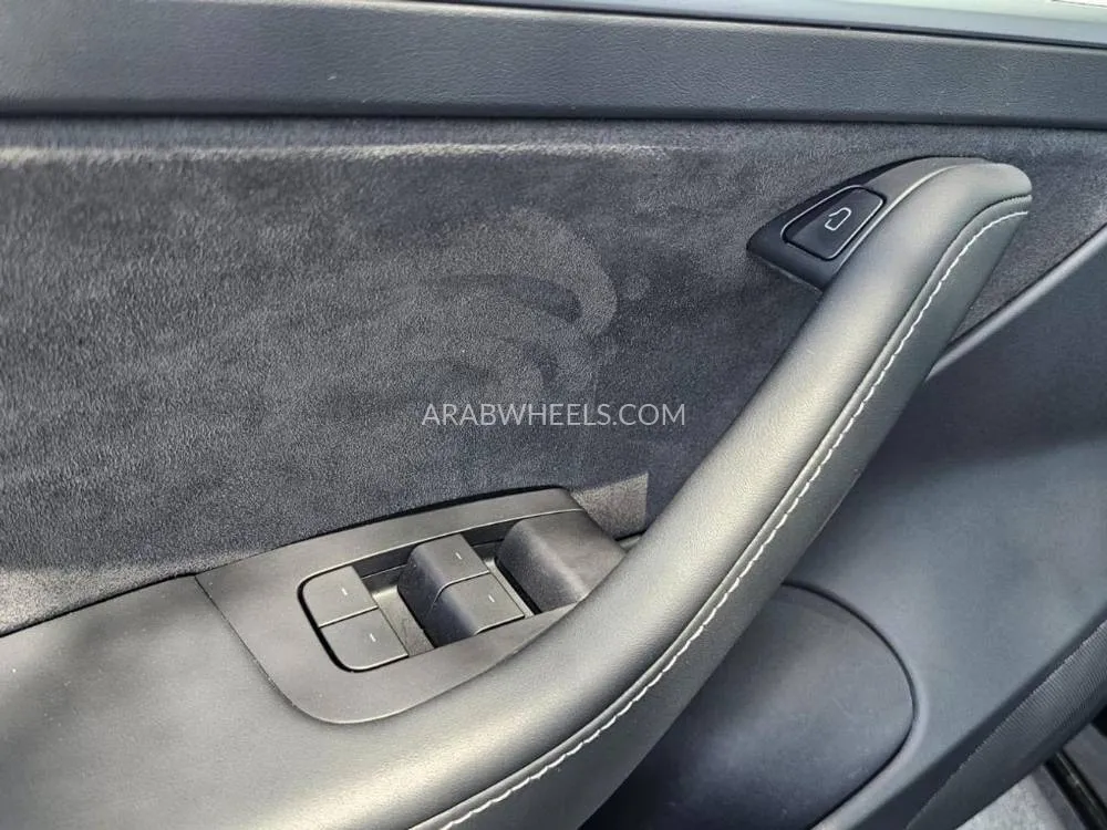 Tesla Model 3 2021 for Sale in Dubai Image-9