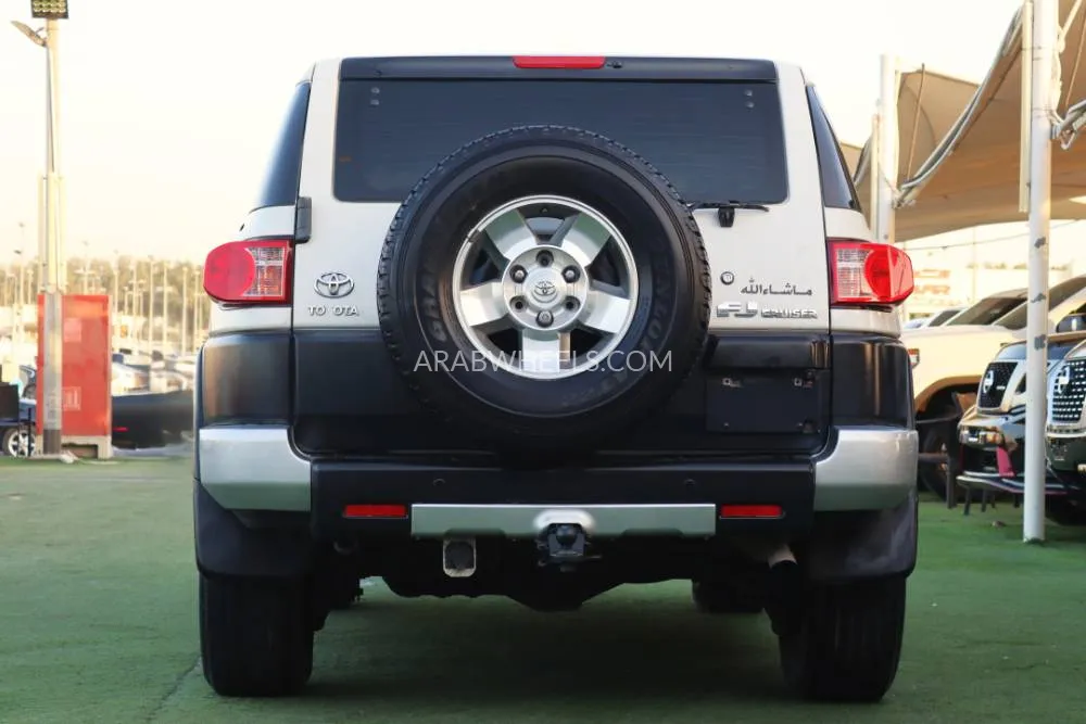 Toyota FJ Cruiser 2008 for Sale in Sharjah Image-10
