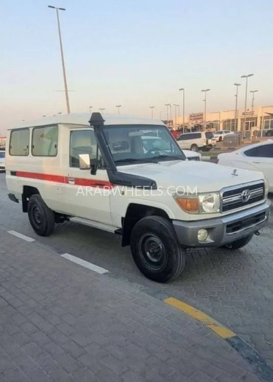 Toyota Land Cruiser 70 Series 2015 for Sale in Sharjah Image-2