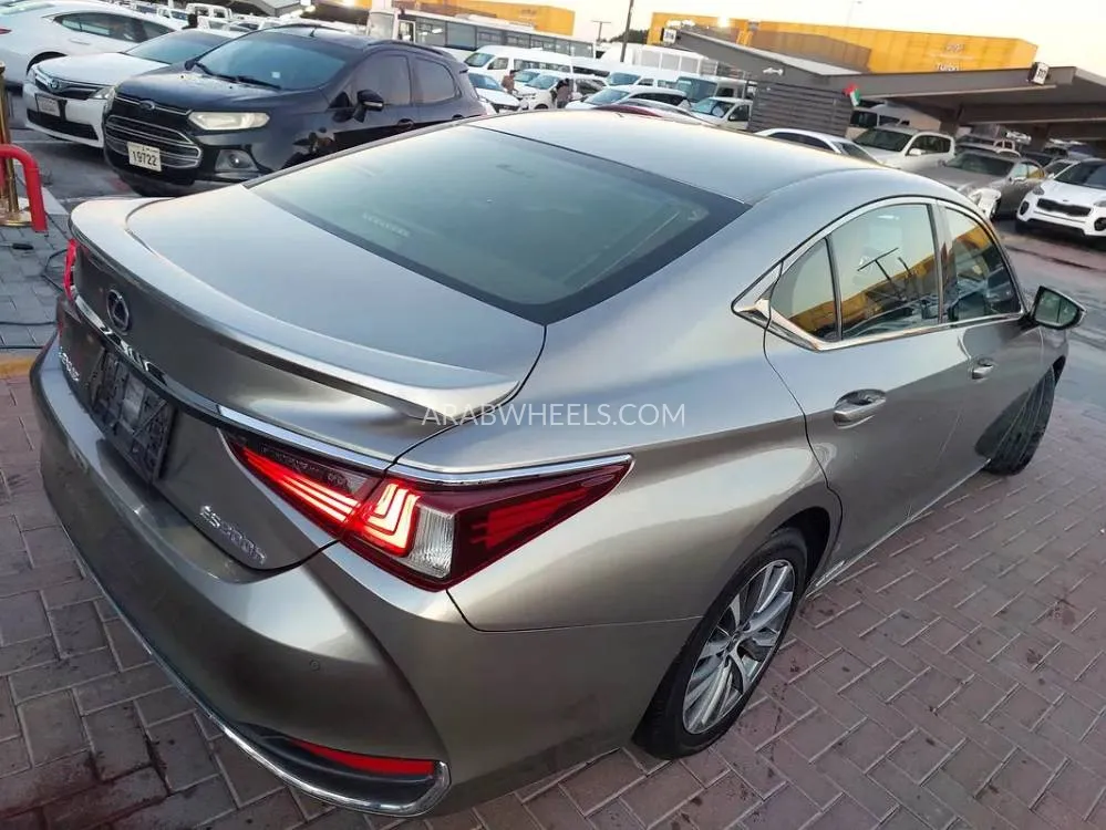 Lexus ES 2019 for Sale in Sharjah Image-5