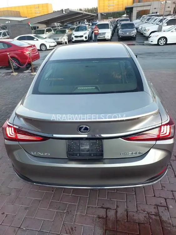 Lexus ES 2019 for Sale in Sharjah Image-12