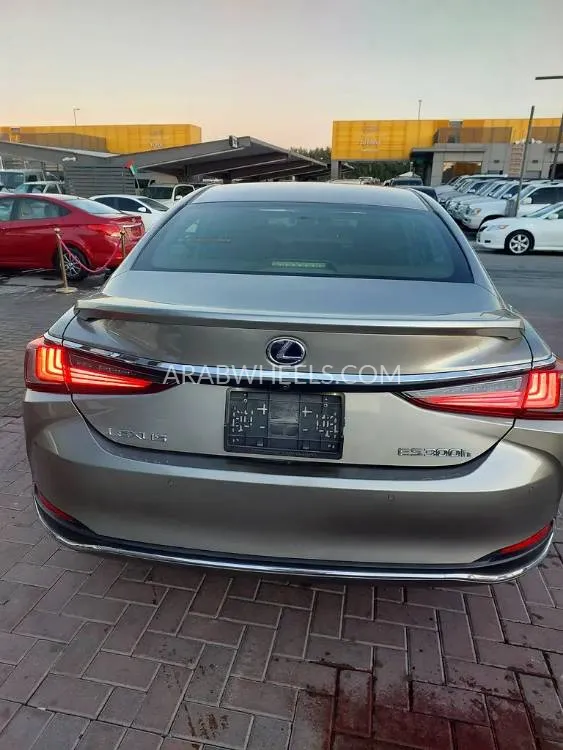 Lexus ES 2019 for Sale in Sharjah Image-13