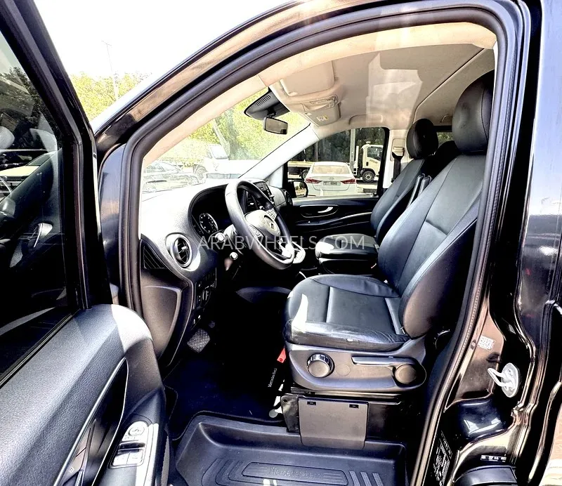 مرسيدس بنز كلاس V 2019 for Sale in الشارقة Image-17