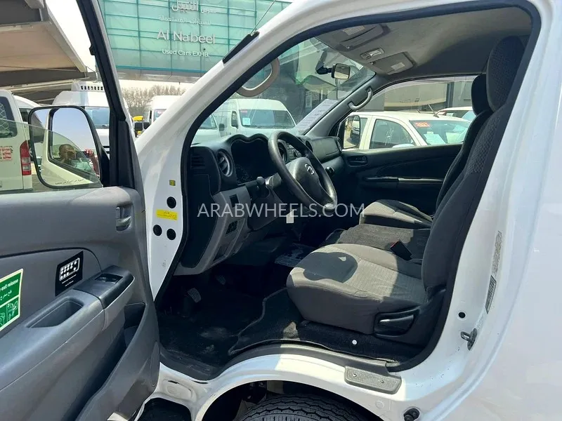 Nissan Urvan 2020 for Sale in Sharjah Image-6