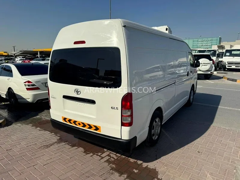 Toyota Hiace 2016 for Sale in Sharjah Image-3