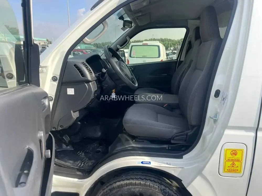 Toyota Hiace 2022 for Sale in Sharjah Image-8