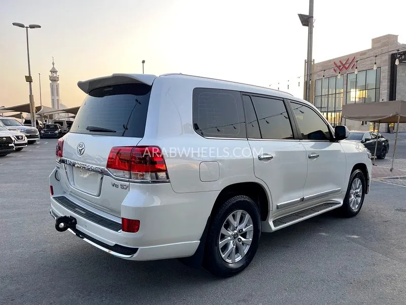 Toyota Land Cruiser 2018 for Sale in Sharjah Image-9