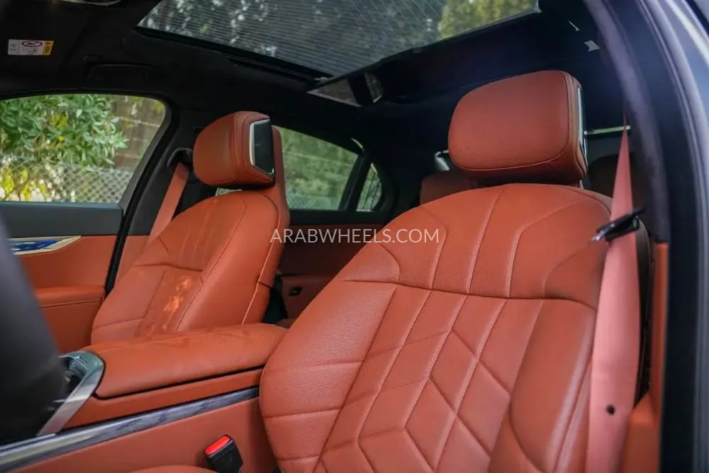 بي إم دبليو الفئة السابعة 2026 for Sale in الشارقة Image-6