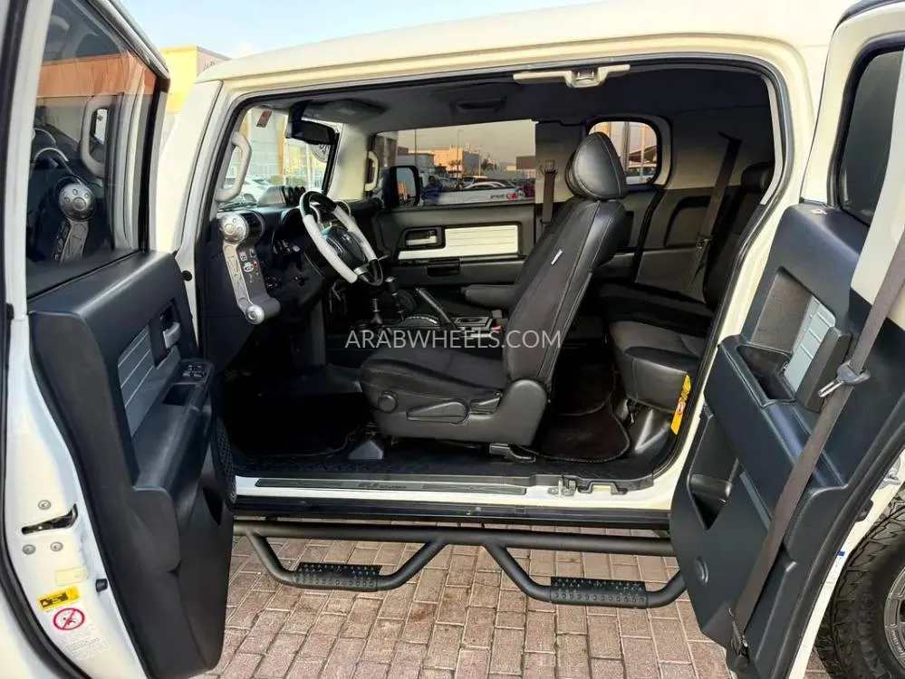 Toyota FJ Cruiser 2009 for Sale in Sharjah Image-11