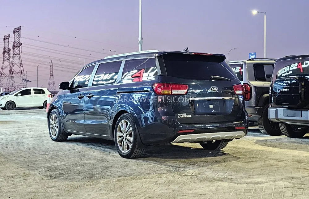 Kia Carnival 2016 for Sale in Abu Dhabi Image-5