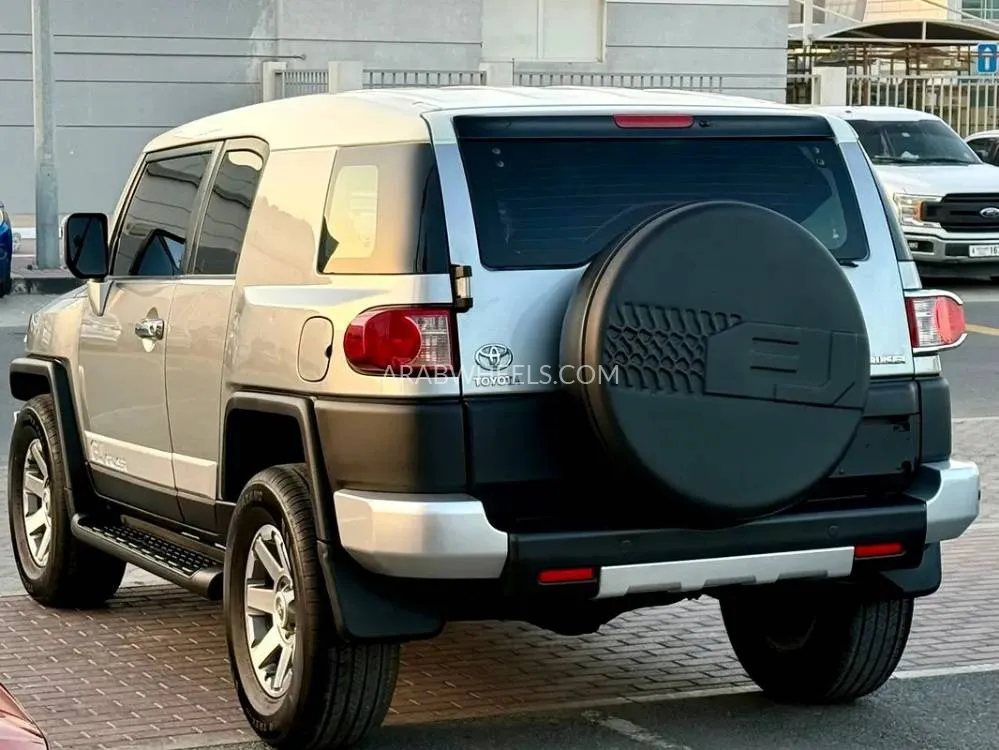 Toyota FJ Cruiser 2015 for Sale in Abu Dhabi Image-4