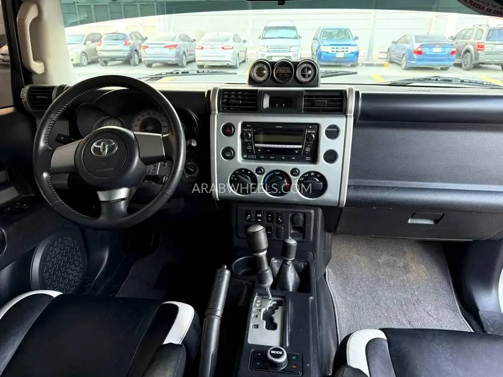 Toyota FJ Cruiser 2015 for Sale in Abu Dhabi Image-7