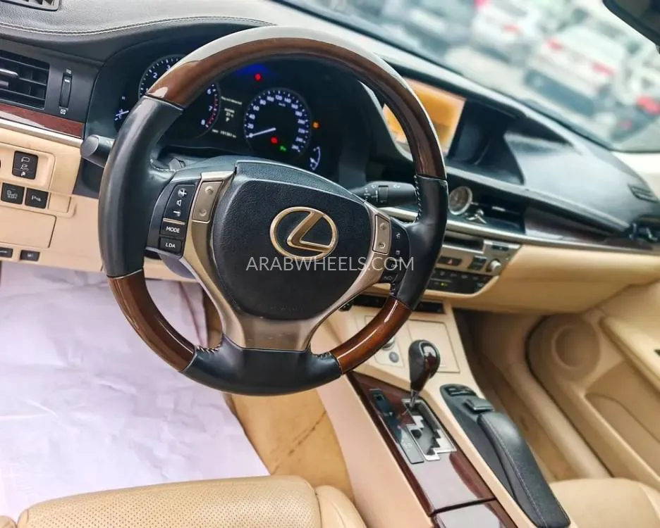 Lexus ES 2015 for Sale in Sharjah Image-2