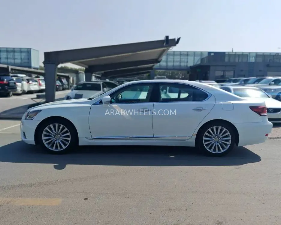 لكزس LS 2014 for Sale in الشارقة Image-2