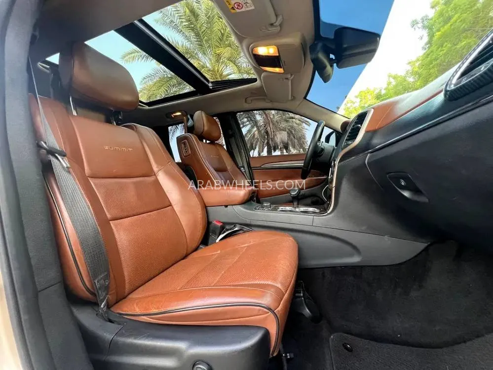 جيب جراند شيروكي 2015 for Sale in الشارقة Image-2