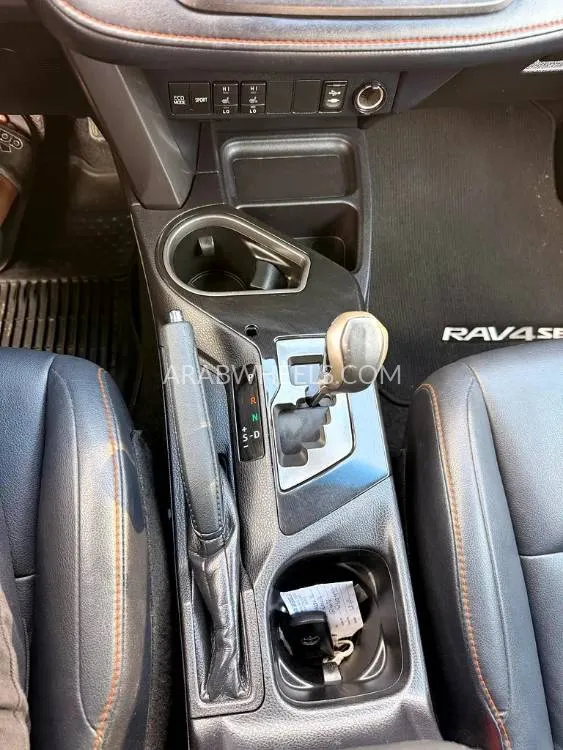 تويوتا راف 4 2017 for Sale in دبي Image-9