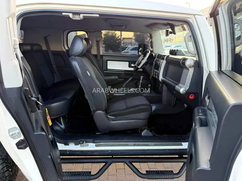 Toyota FJ Cruiser 2009 for Sale in Sharjah Image-3