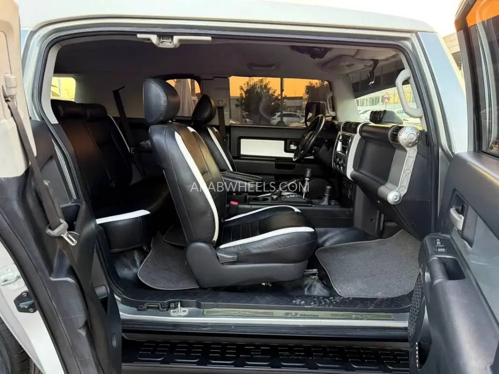 Toyota FJ Cruiser 2015 for Sale in Sharjah Image-5