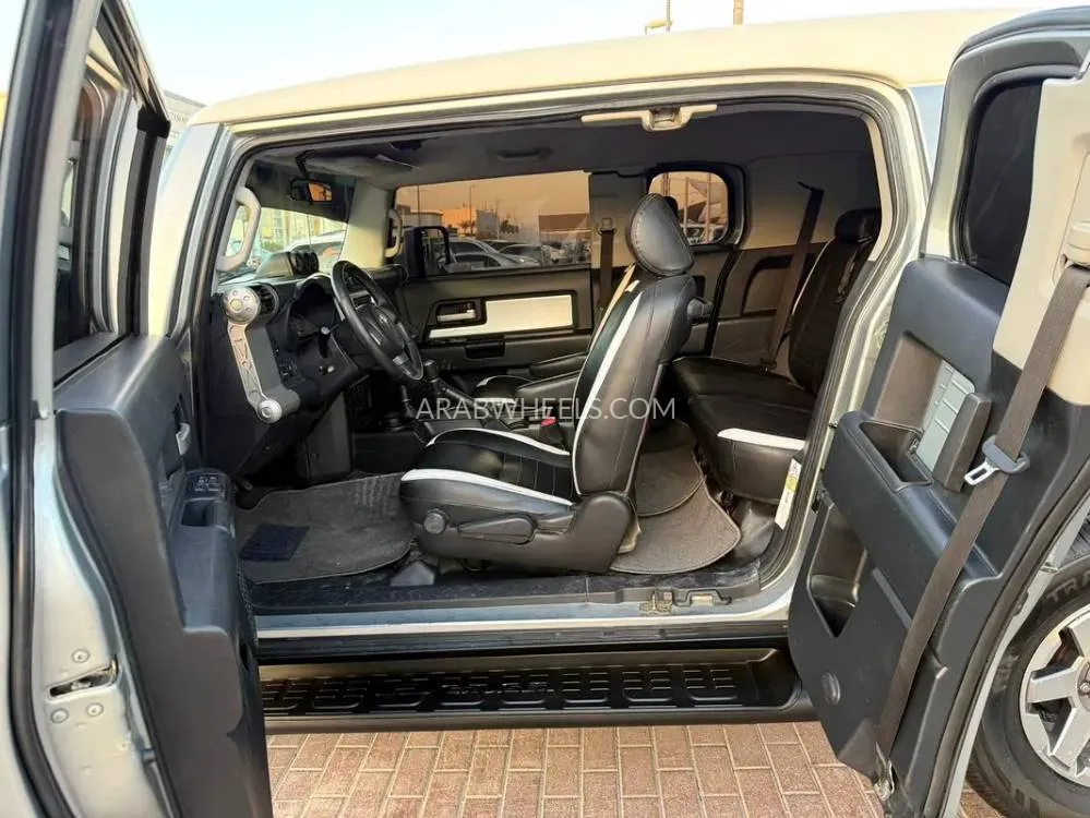 Toyota FJ Cruiser 2015 for Sale in Sharjah Image-15