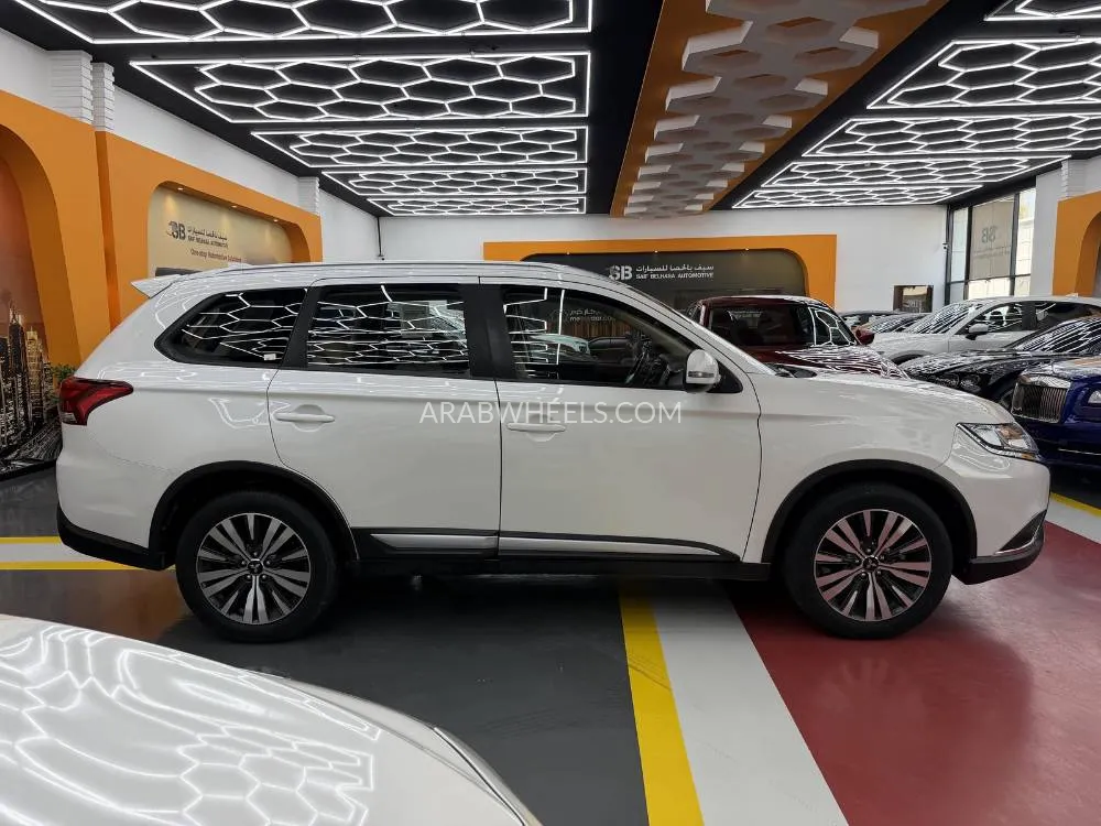 Mitsubishi Outlander 2023 for Sale in Dubai Image-4