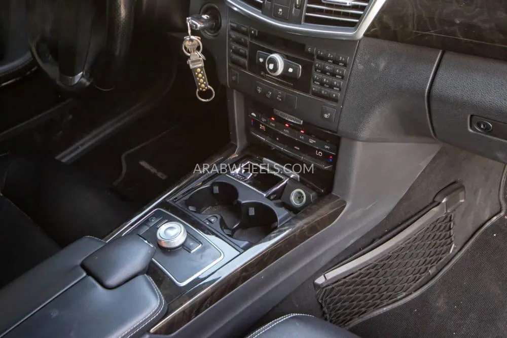 مرسيدس بنز كلاس E 2010 for Sale in عجمان Image-14