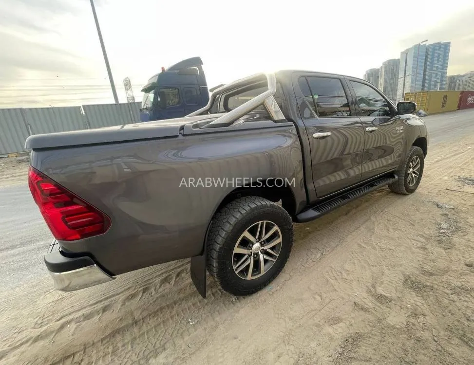 Toyota Hilux 2018 for Sale in Dubai Image-7