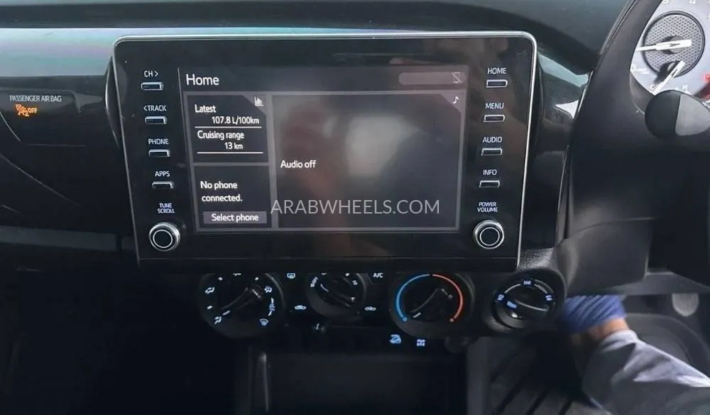 Toyota Hilux 2022 for Sale in Dubai Image-9