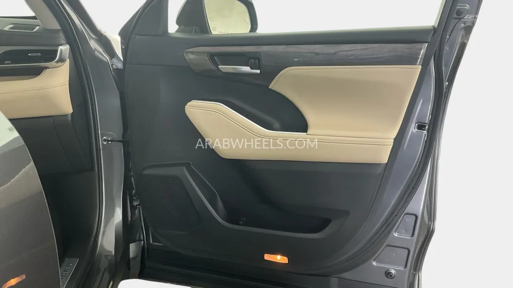 Toyota Highlander 2023 for Sale in Dubai Image-25