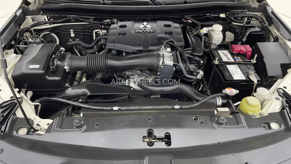 Mitsubishi Montero Sport 2023 for Sale in Dubai Image-9