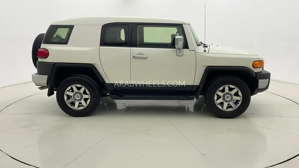 Toyota FJ Cruiser 2023 for Sale in Dubai Image-2