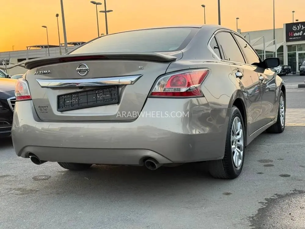 Nissan Altima 2015 for Sale in Dubai Image-9