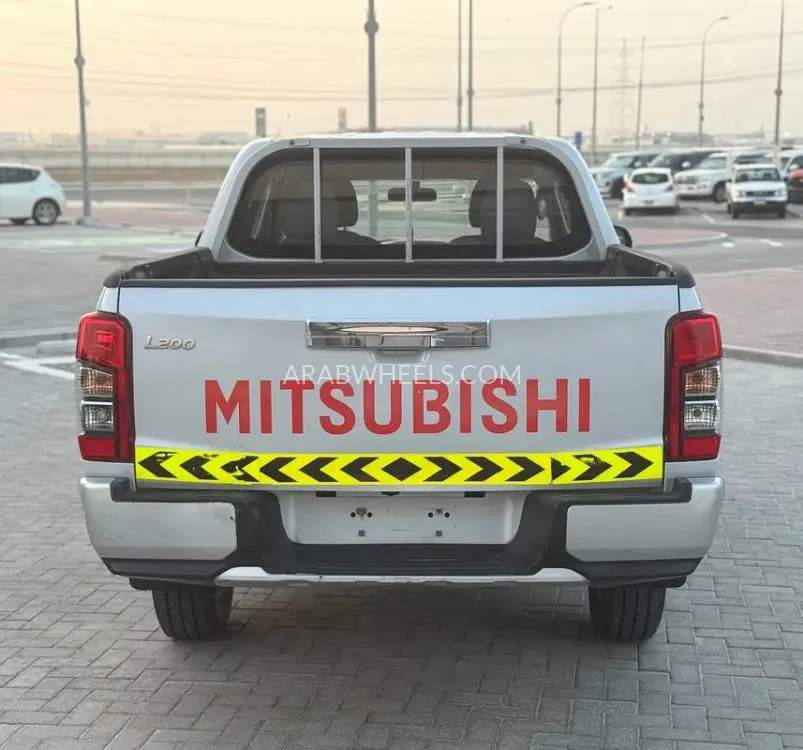 Mitsubishi L200 2020 for Sale in Abu Dhabi Image-11