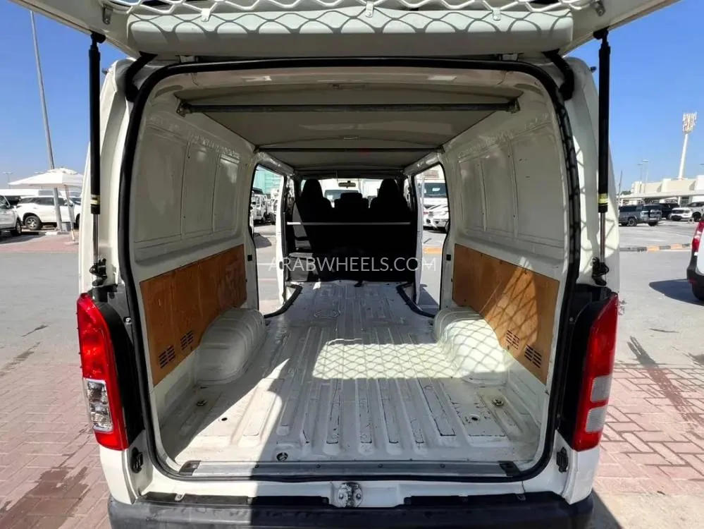 Toyota Hiace 2014 for Sale in Sharjah Image-5