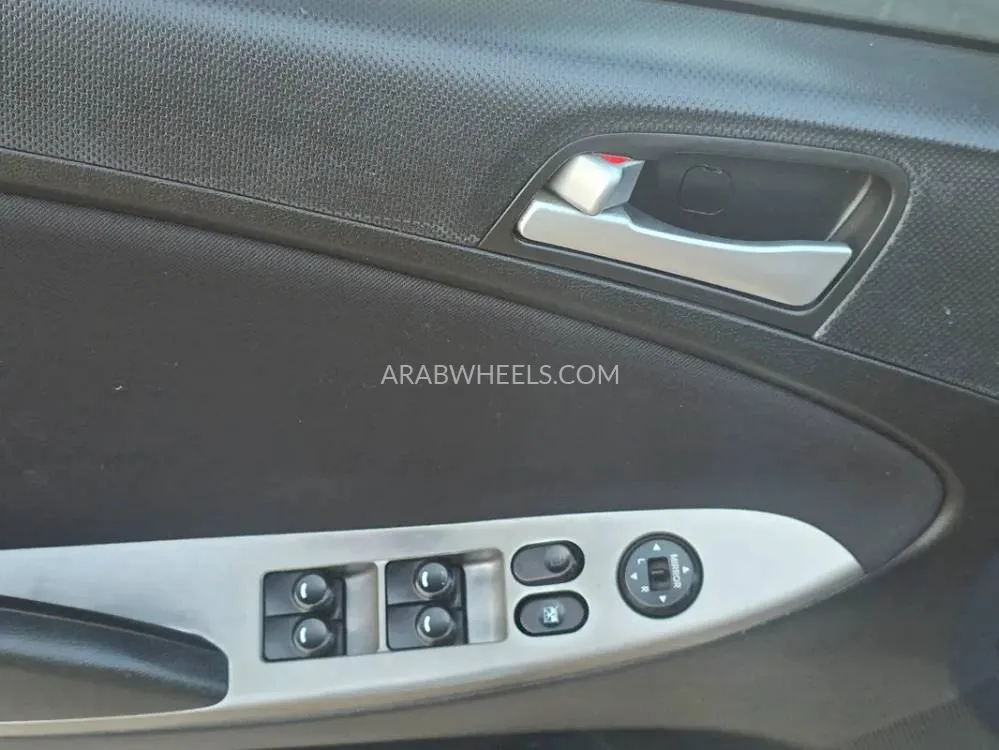 Hyundai Accent 2016 for Sale in Sharjah Image-4