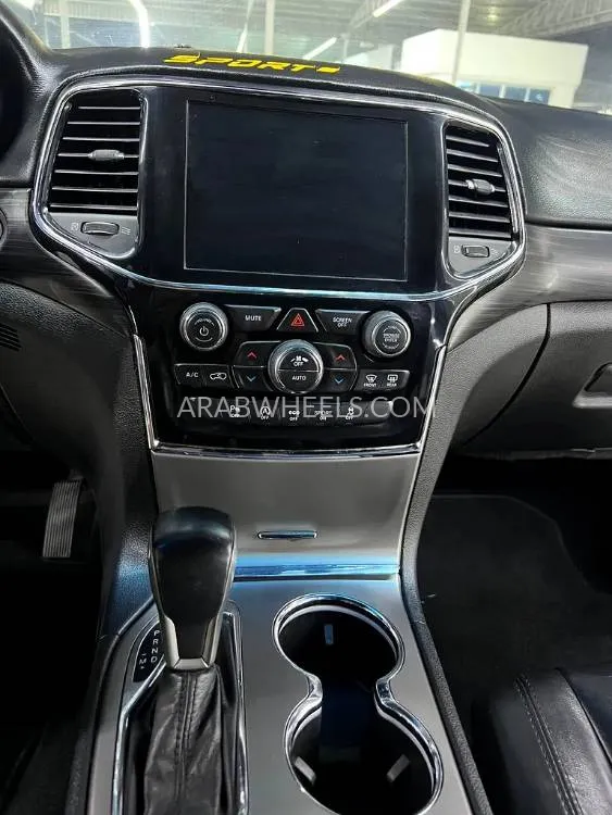 Jeep Cherokee 2020 for Sale in Ajman Image-9