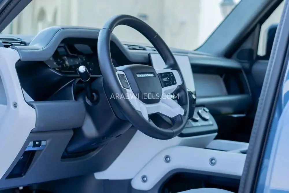 لاند روفر ديفندر 2025 for Sale in دبي Image-13