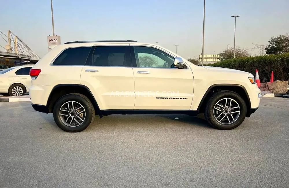 Jeep Cherokee 2019 for Sale in Dubai Image-3