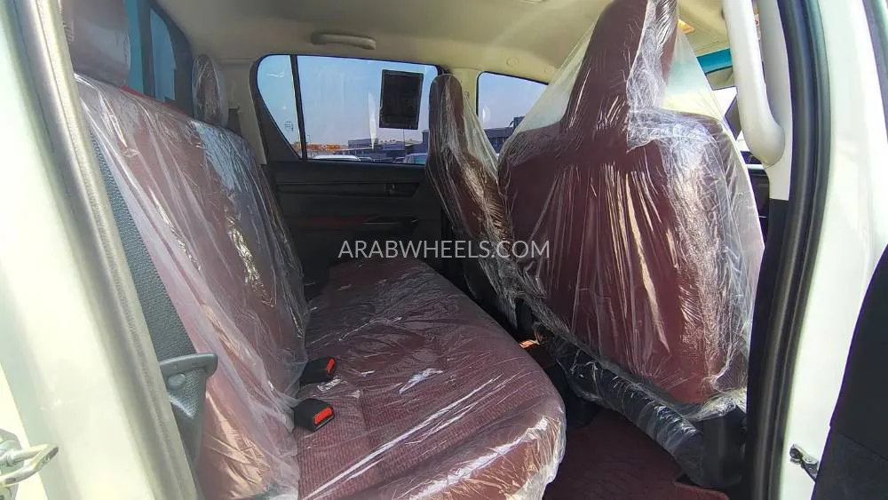 Toyota Hilux 2024 for Sale in Dubai Image-6