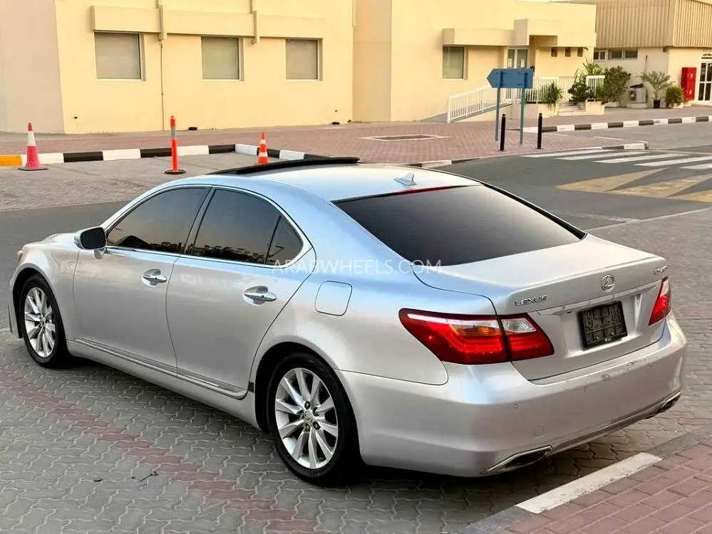 لكزس LS 2010 for Sale in الشارقة Image-2