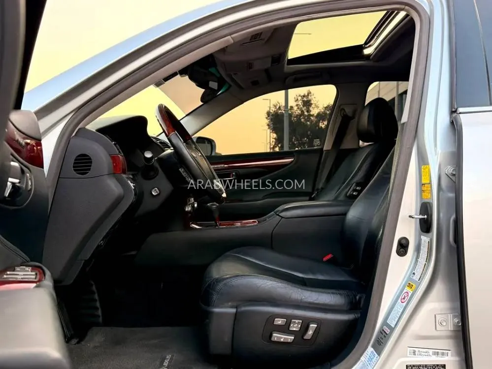 لكزس LS 2010 for Sale in الشارقة Image-11