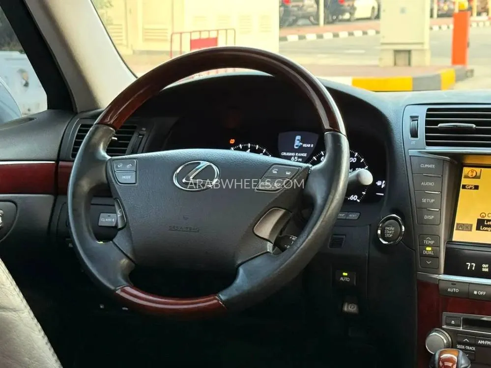 لكزس LS 2010 for Sale in الشارقة Image-16