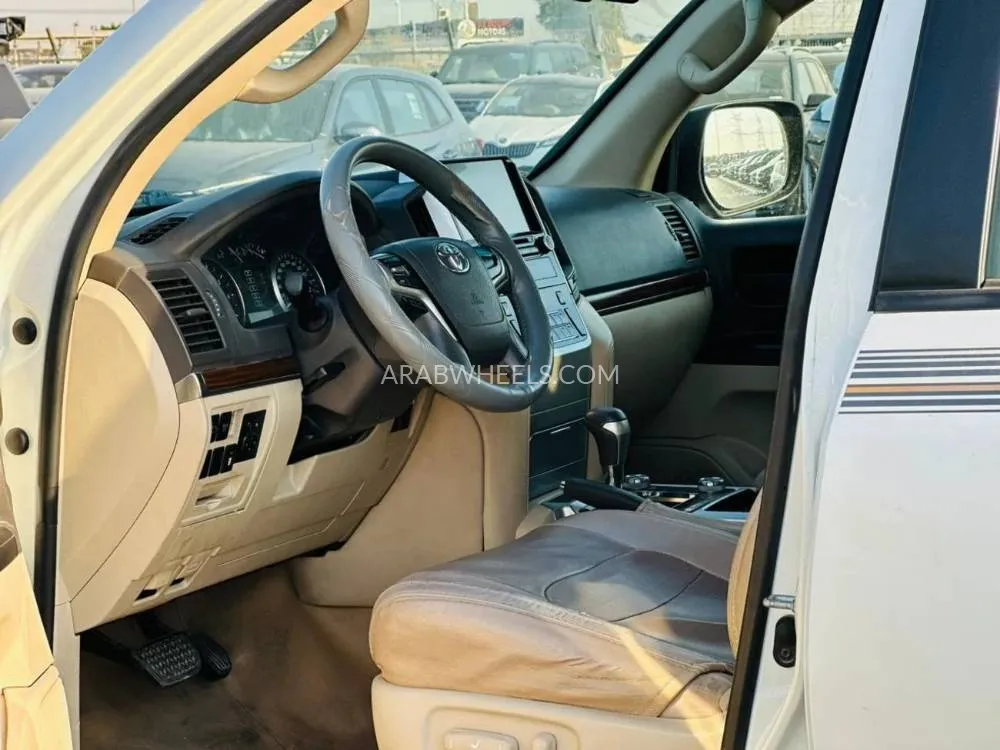 Toyota Land Cruiser 2018 for Sale in Dubai Image-16