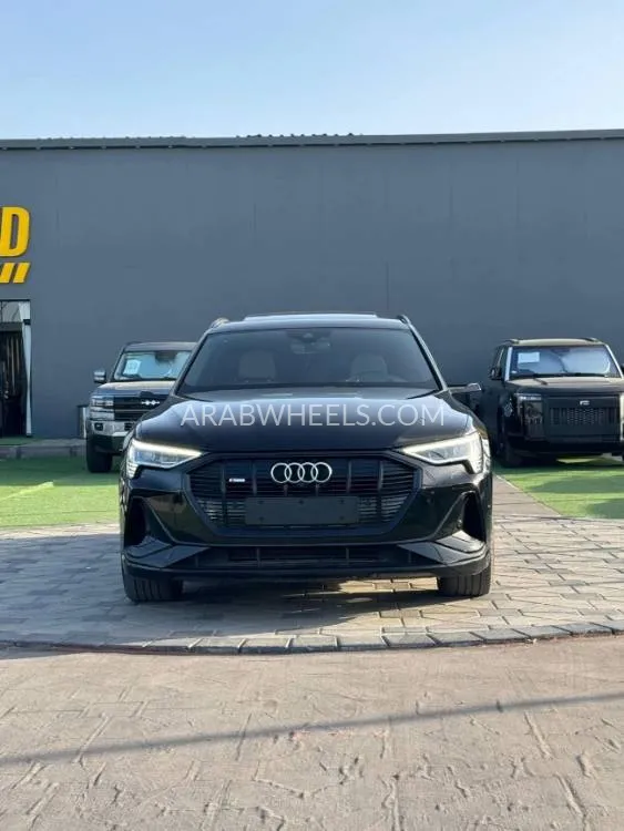 أودي Q8 e-tron 2020 for Sale in عجمان Image-4