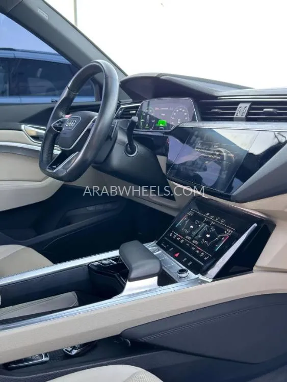 أودي Q8 e-tron 2020 for Sale in عجمان Image-8