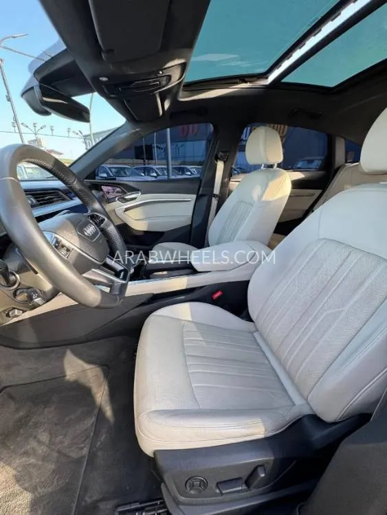 أودي Q8 e-tron 2020 for Sale in عجمان Image-9