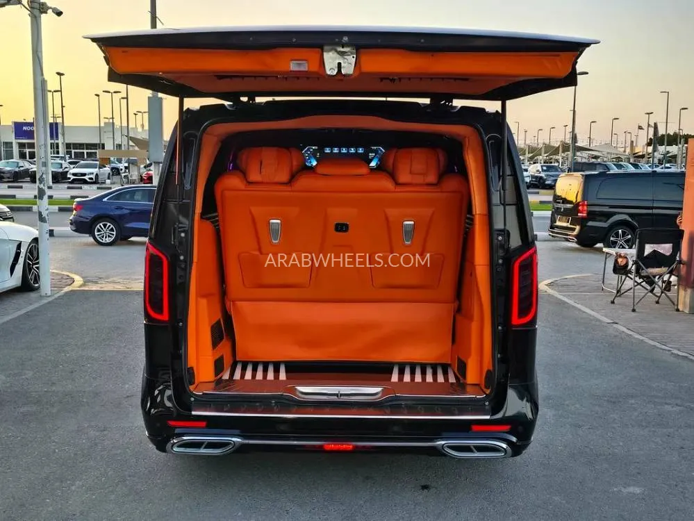 مرسيدس بنز كلاس V 2018 for Sale in الشارقة Image-12