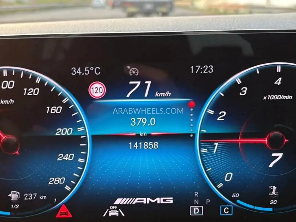 Mercedes Benz Vito 2016 for Sale in Sharjah Image-6