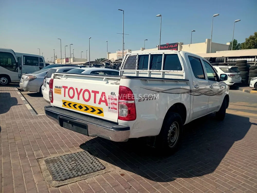 Toyota Hilux 2015 for Sale in Sharjah Image-5